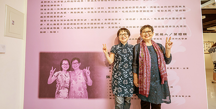 張蓬潔(右)與母親阮驚鴻舉行聯展。(圖/張蓬潔提供) 
