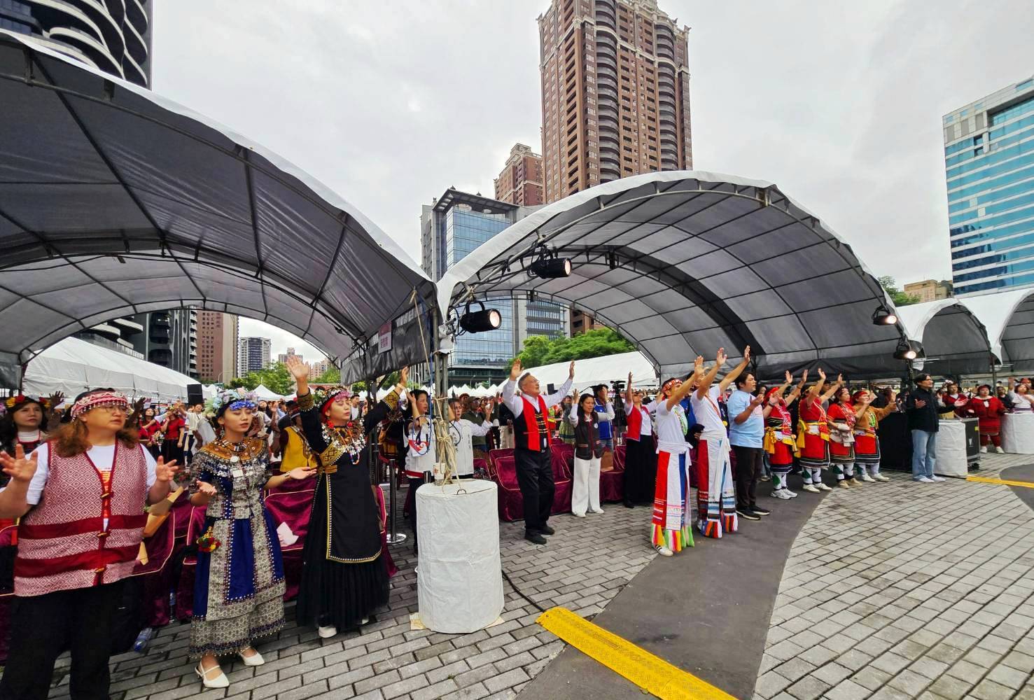 桃園13個行政區的原住民教會傳道人和弟兄姊妹，穿著族服齊聲高唱〈獻上感恩〉，敬拜讚美聲迴盪整個桃園藝文中心，讓人動容。（圖/梁敬彥攝影）