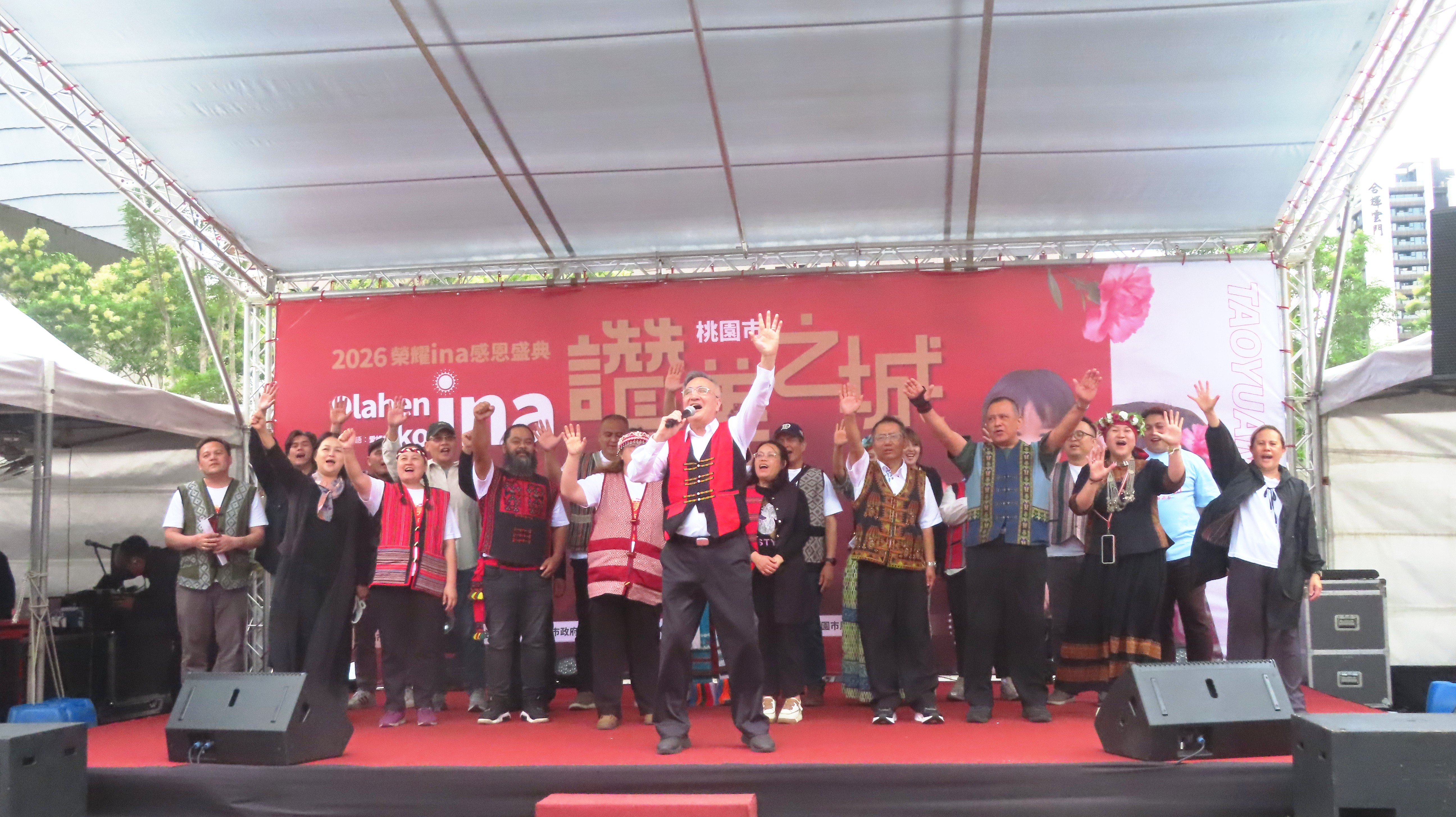 張以諾牧師帶領桃園13行政區原民教會牧者為城市祝禱。（圖/梁敬彥攝影）