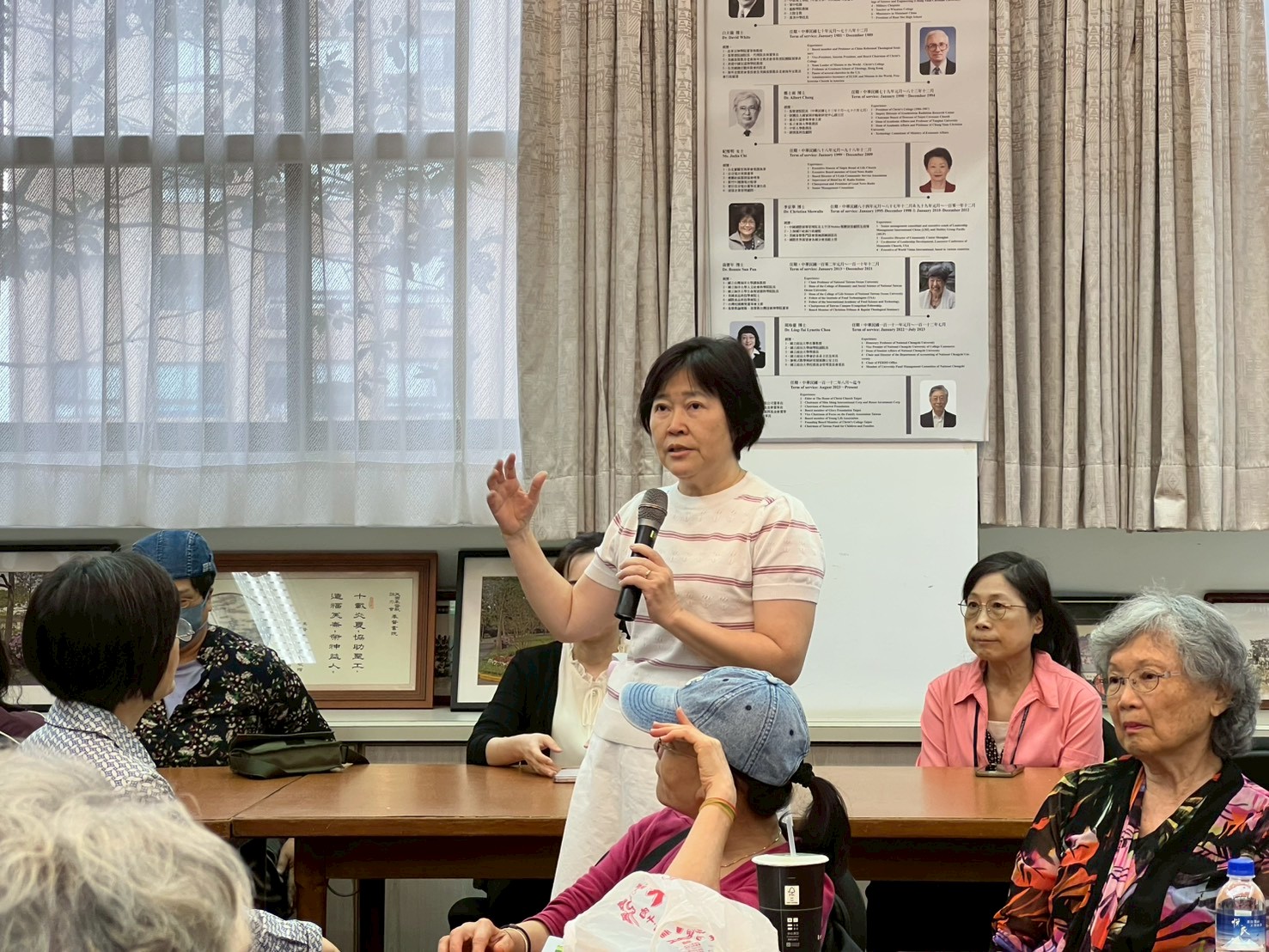 臺北基督書院校長王正慧(中站立者)分享校務推動計畫。(圖/臺北基督書院提供)