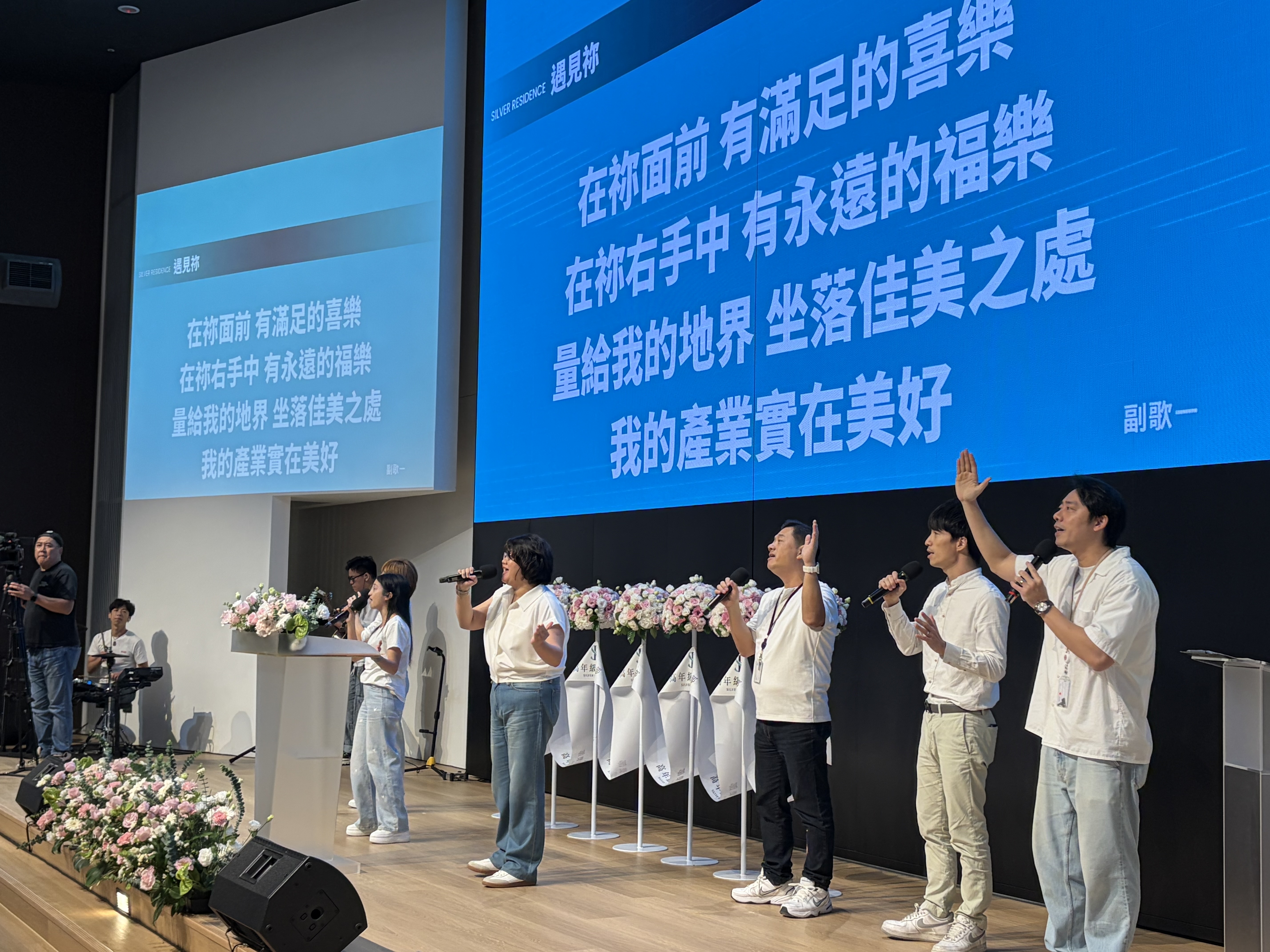 台上帶領的敬拜。(圖/李容珍攝影)