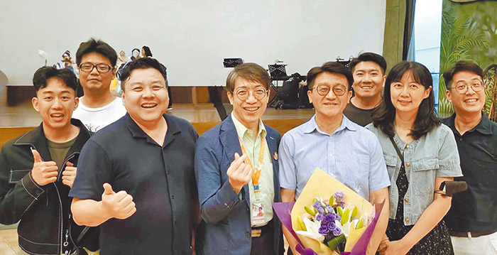 余宣佳（右四）與高雄靈糧堂羅邦明主任牧師（中）及社青夥伴合影。(圖／余宣佳提供)