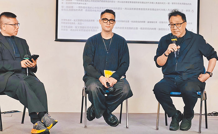 黃岳永教授(左)、黃祈翰牧師(中)、鄭忠信社長(右)。