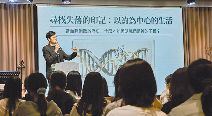 潘牧迪牧師在聯合青年崇拜分享信息。