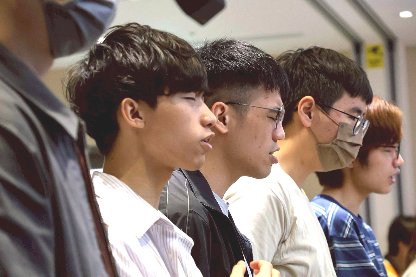  青年祭司自卑禱告，尋求主的面。