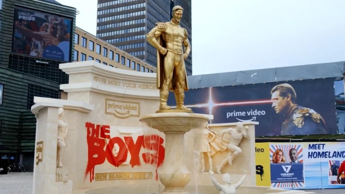 金色「護國超人」雕像立在廣場中央的場景。（Photo Credit:JCDecaux）