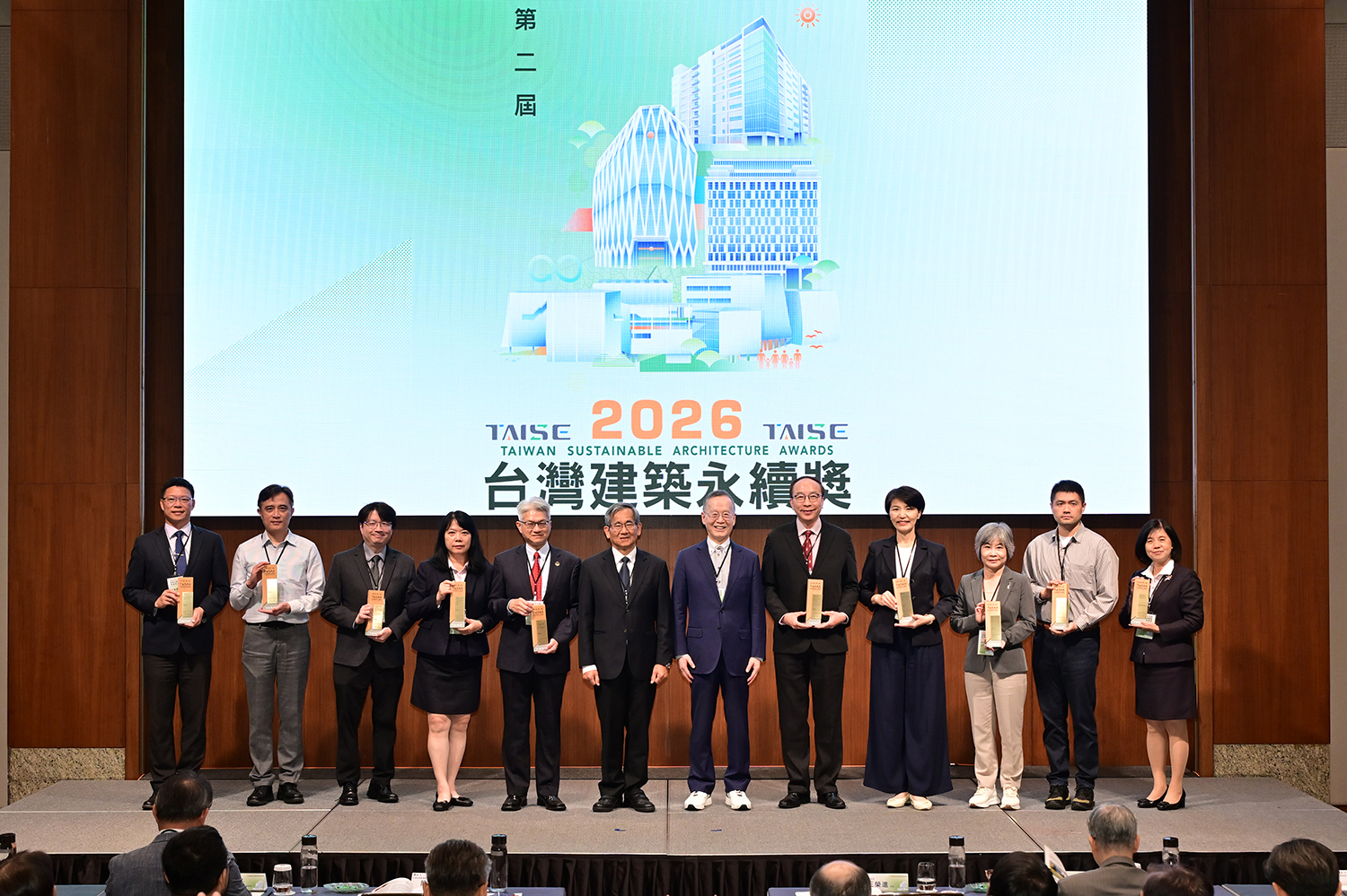 嘉基「智慧手術大樓」榮獲「2026年第二屆台灣建築永續獎」銀級殊榮。(嘉基提供)