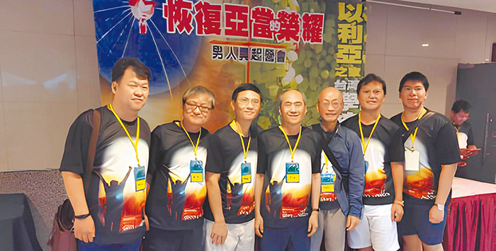 甯作君（左一）參加高雄靈糧堂舉辦男人興起營會「恢復亞當榮耀」特會。(圖/ 甯作君提供).jpg