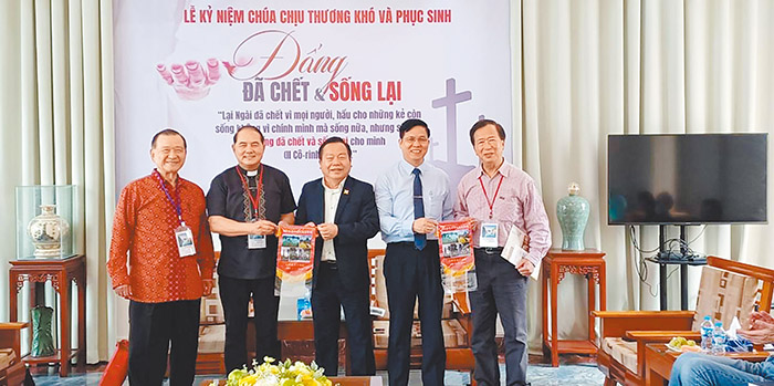在越南河內分享台灣如何關心越南配偶和移工的事工。（圖／受訪者提供）