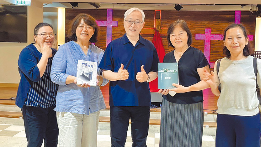 基督學院王正慧校長(右二)與許如婷教務長(右一)，與湖光教會文亮牧師(中)等人討論合作課程。(圖 /基督學院提供)