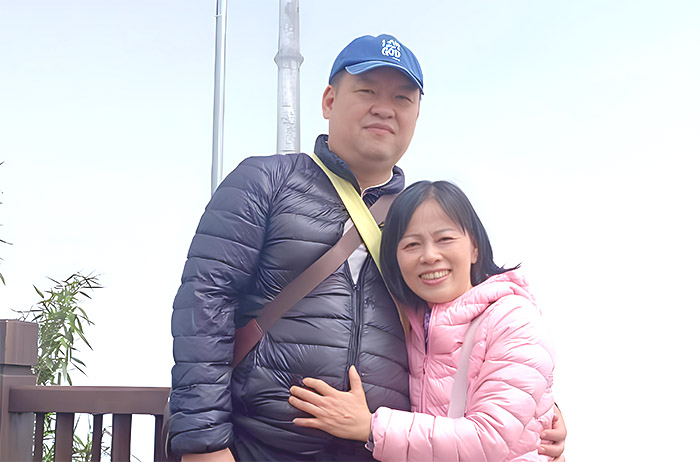 甯作君與妻子至越南沙壩最高峰「番西邦峰」走禱。(圖/甯作君提供)