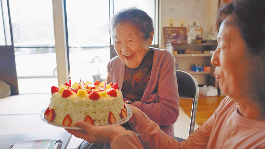 哲代奶奶吃生日蛋糕，都要問別人她幾歲生日了？（劇照提供：佳映娛樂）