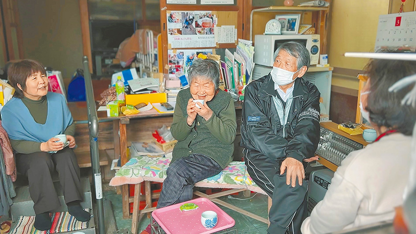 哲代奶奶在姪女和鄰居照應下，自在面對百歲生活。（劇照提供：佳映娛樂）