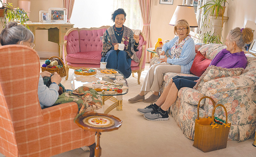 「創意編織團」姐妹淘不離不棄關懷著托娃。（劇照來源：Netflix）