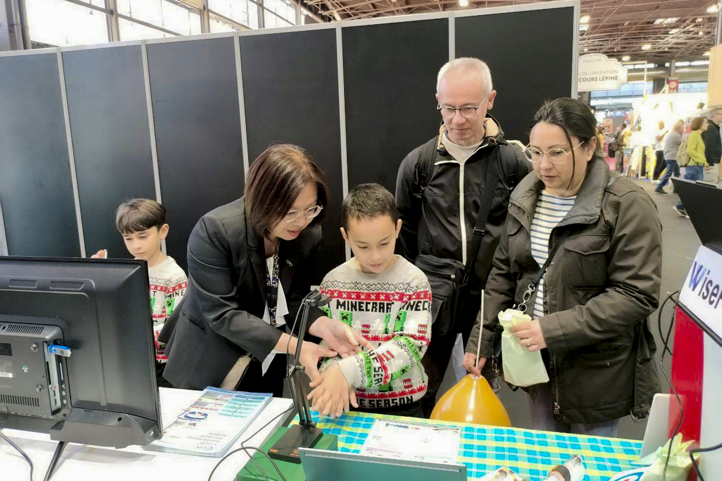 彰基成員在彰基展位與參訪民眾互動體驗。(彰基提供)