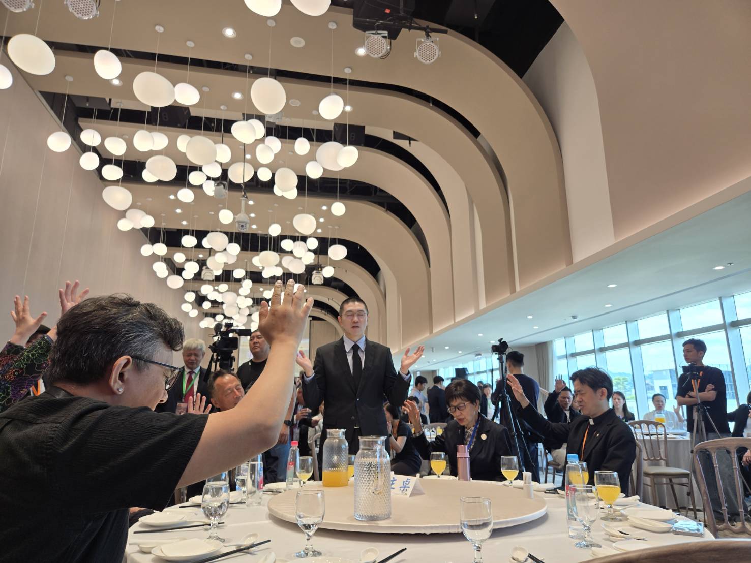 為市長和市政團隊祝禱。（圖/梁敬彥攝影）