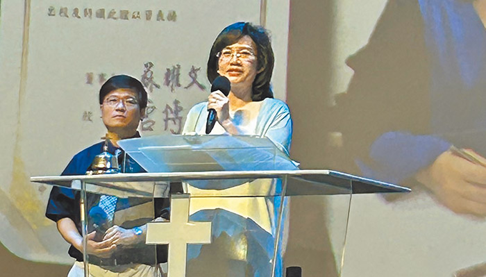 柯彩燕(右)獲頒靜宜大學傑出校友殊榮。(圖/柯彩燕提供)