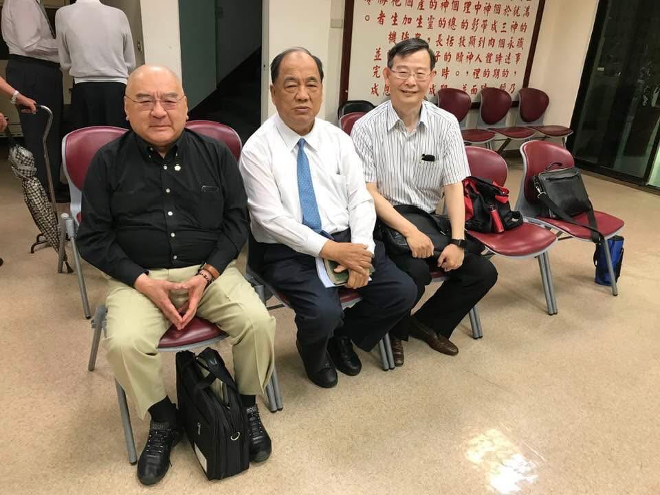尹衍樑弟兄在一會所與吳有成弟兄、陳震寰弟兄合影。（圖/陳震寰弟兄臉書授權提供）