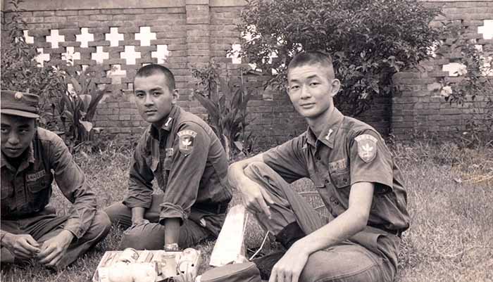 尹衍樑於成功嶺當兵時與一會所弟兄們合影。王維義,尹衍樑,穆愛倫(由左至右)(圖片:葛文斌提供)