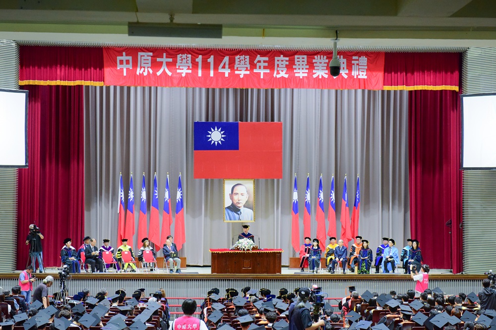 中原大學舉行第68屆畢業典禮，祝福畢業生帶著全人教育養分，展開人生新篇章。(中原大學提供)