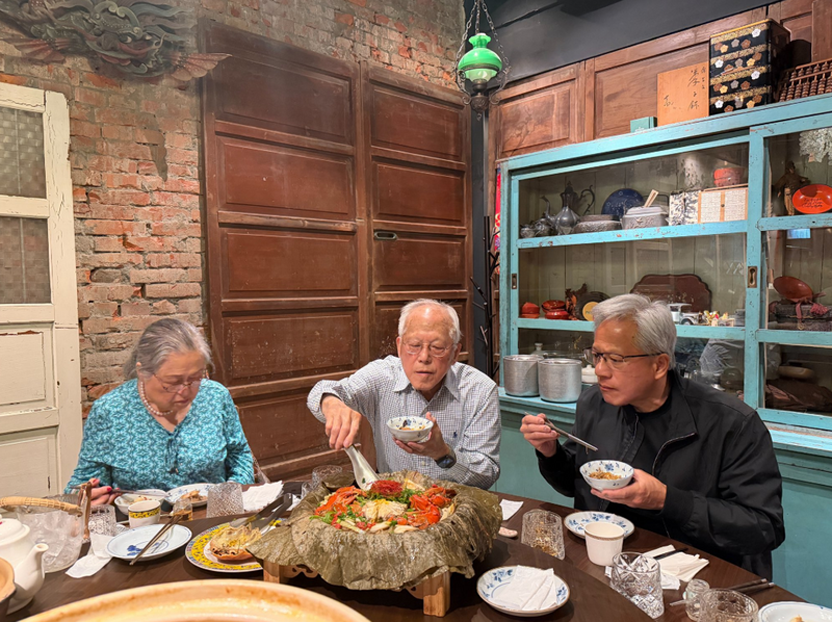 黃仁勳與父母聚餐的照片。(圖/翻攝自@@nvidianewsroom X)