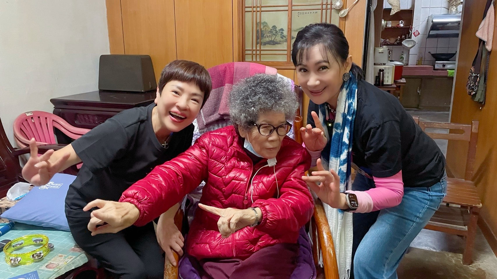 陳亞蘭和紀麗如一起陪伴來春阿嬤唱歌仔戲圓夢。(圖/台灣優質生命協會提供)