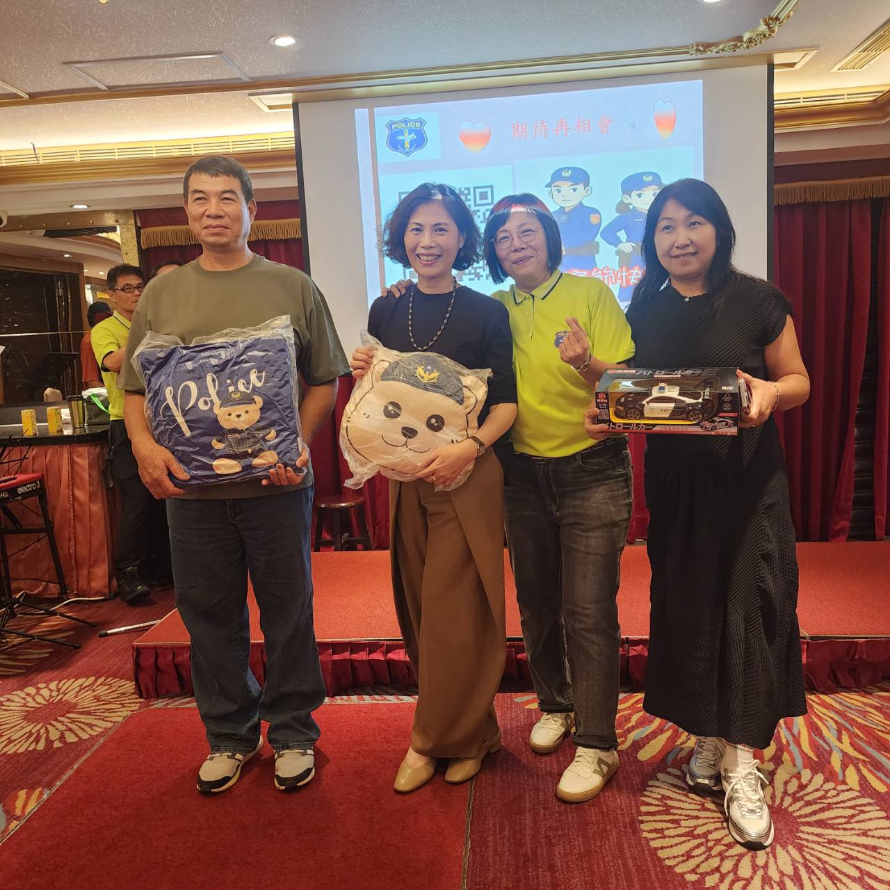 警光團契會長常曉玲（右二），與警察夫妻（左一二）合影。（圖/警光團契提供）