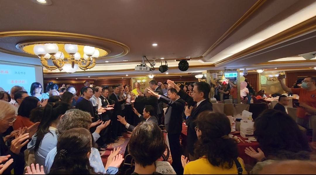 浸神院長譚國才牧師祝福禱告。（圖/警光團契提供）