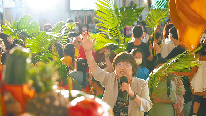 在教會的住棚節主日祝福禱告。(圖/教會提供)