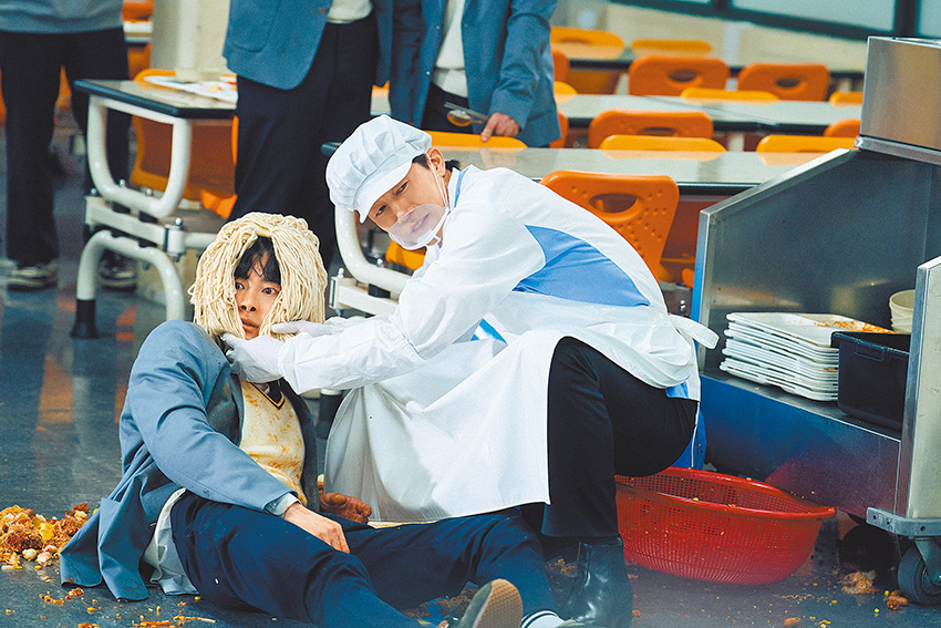 學生仗著父親為國會議員持續霸凌，讓其中一位受害同學崩潰尋短，教權局以極端方式介入處理。（劇照來源：Netflix）
