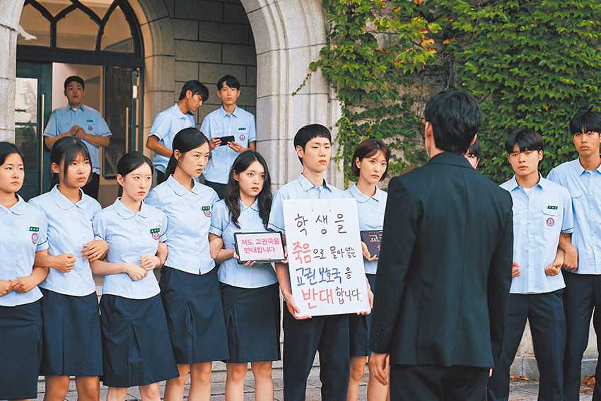 教權保護局的極端策略引發抗議。（劇照來源：Netflix）