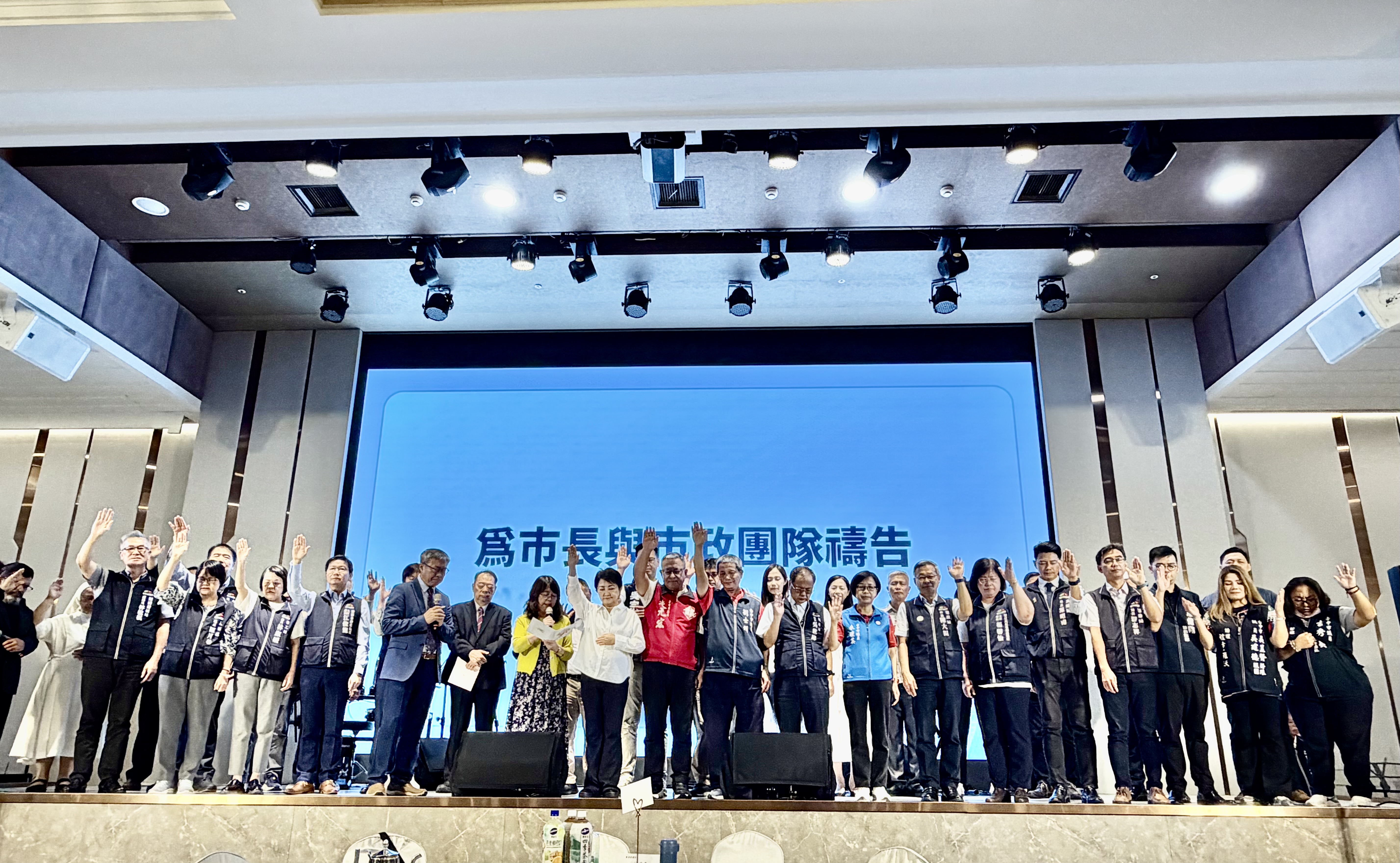 為市長和市府團隊禱告。(圖/李容珍攝影)
