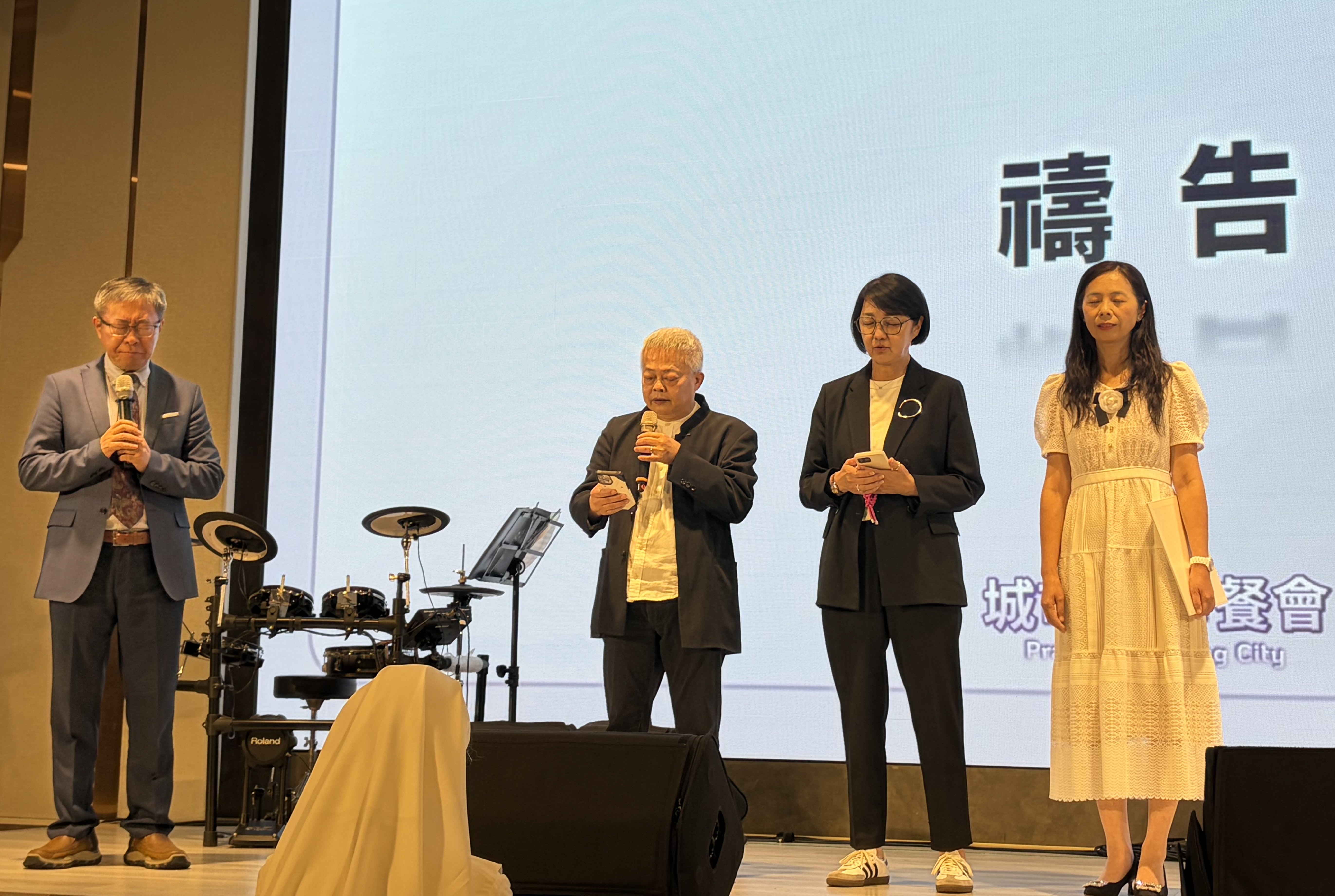 (左二至右)晉銳精密高金龍董事長、台灣世界展望會會長李紹齡、葫蘆墩國小盧詩青校長。(圖/李容珍攝影)