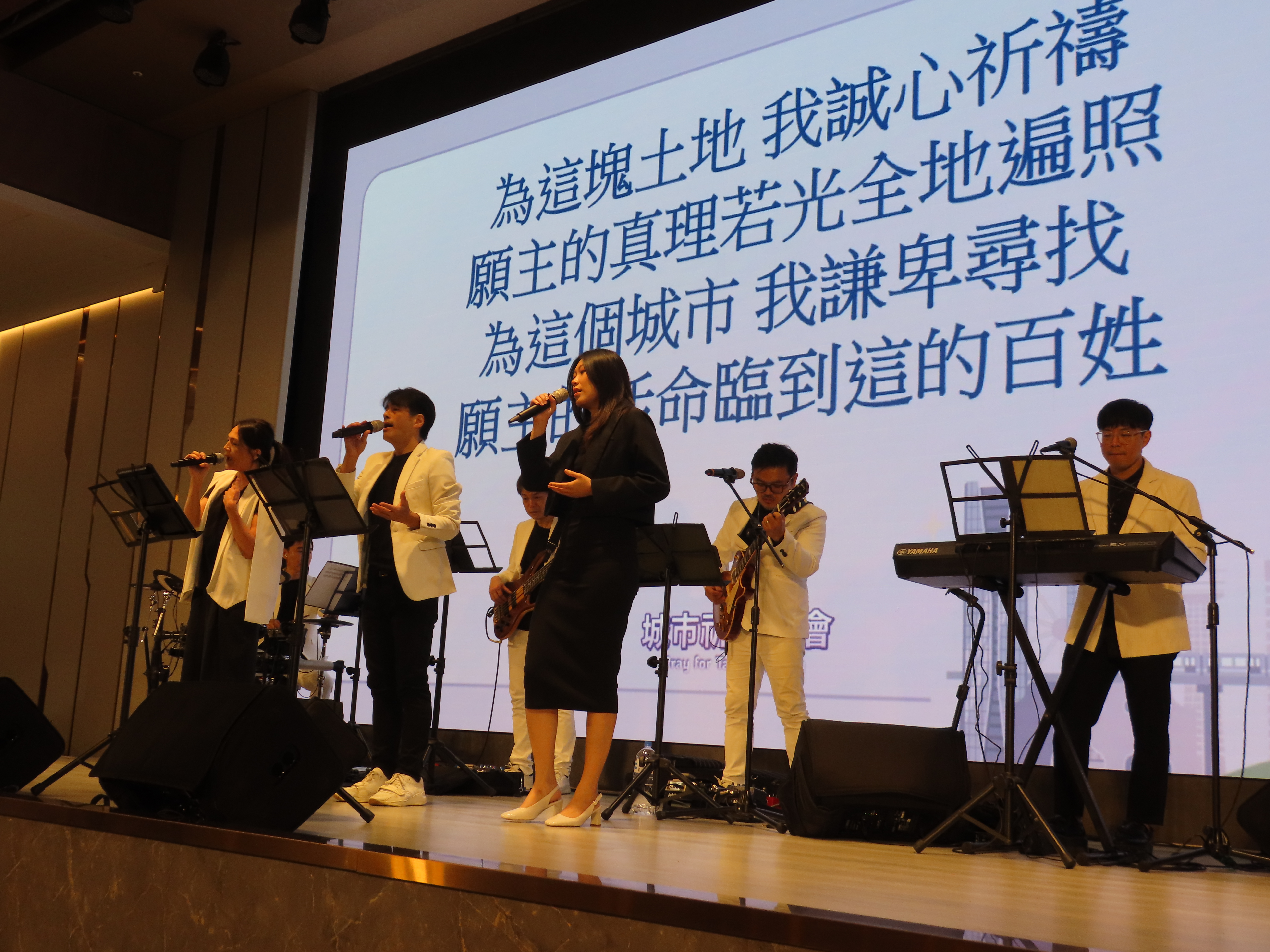帶領敬拜團隊。(圖/李容珍攝影)