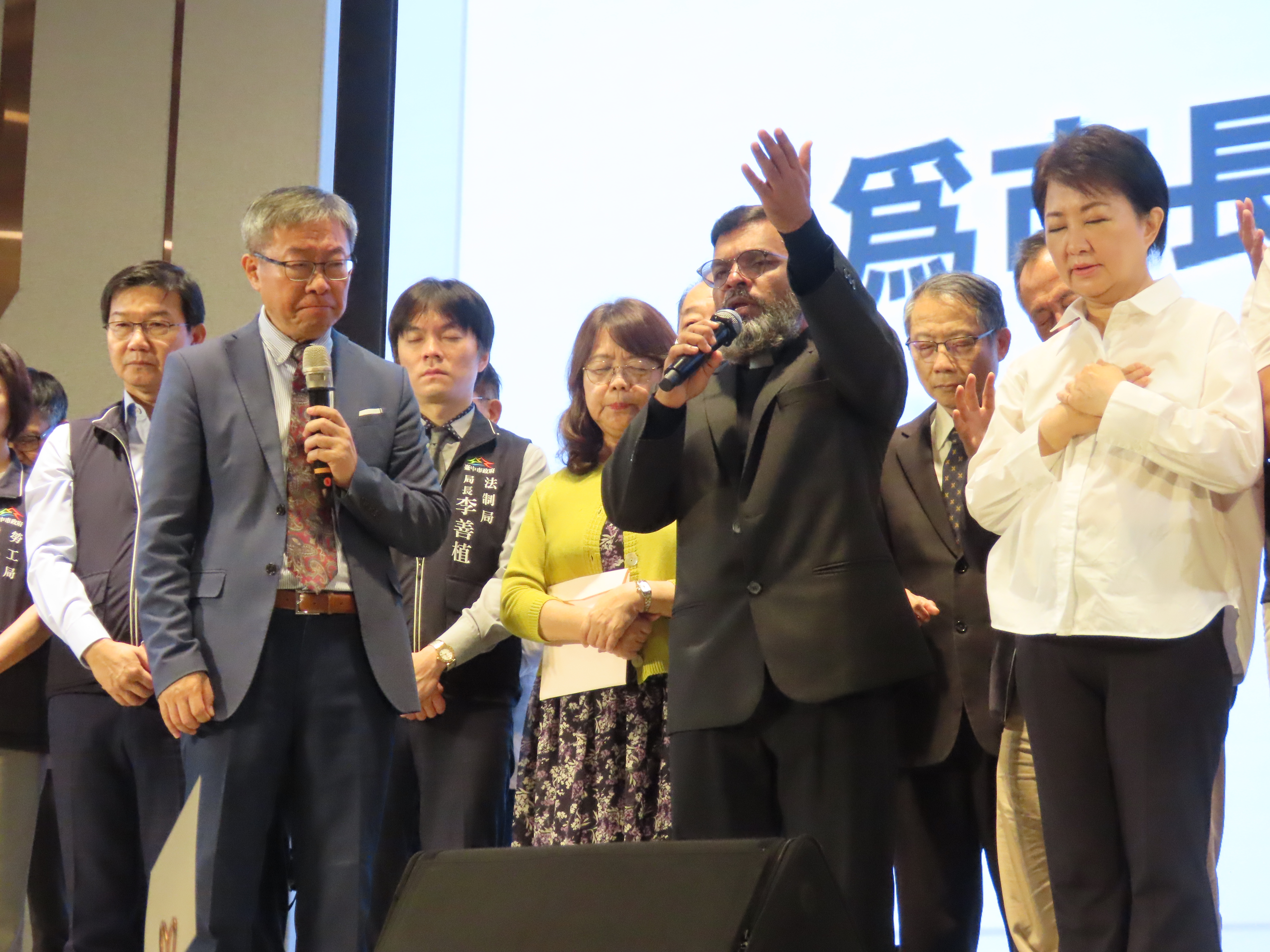 吉若望神父(前右二)帶領為市長禱告。(圖/李容珍攝影)