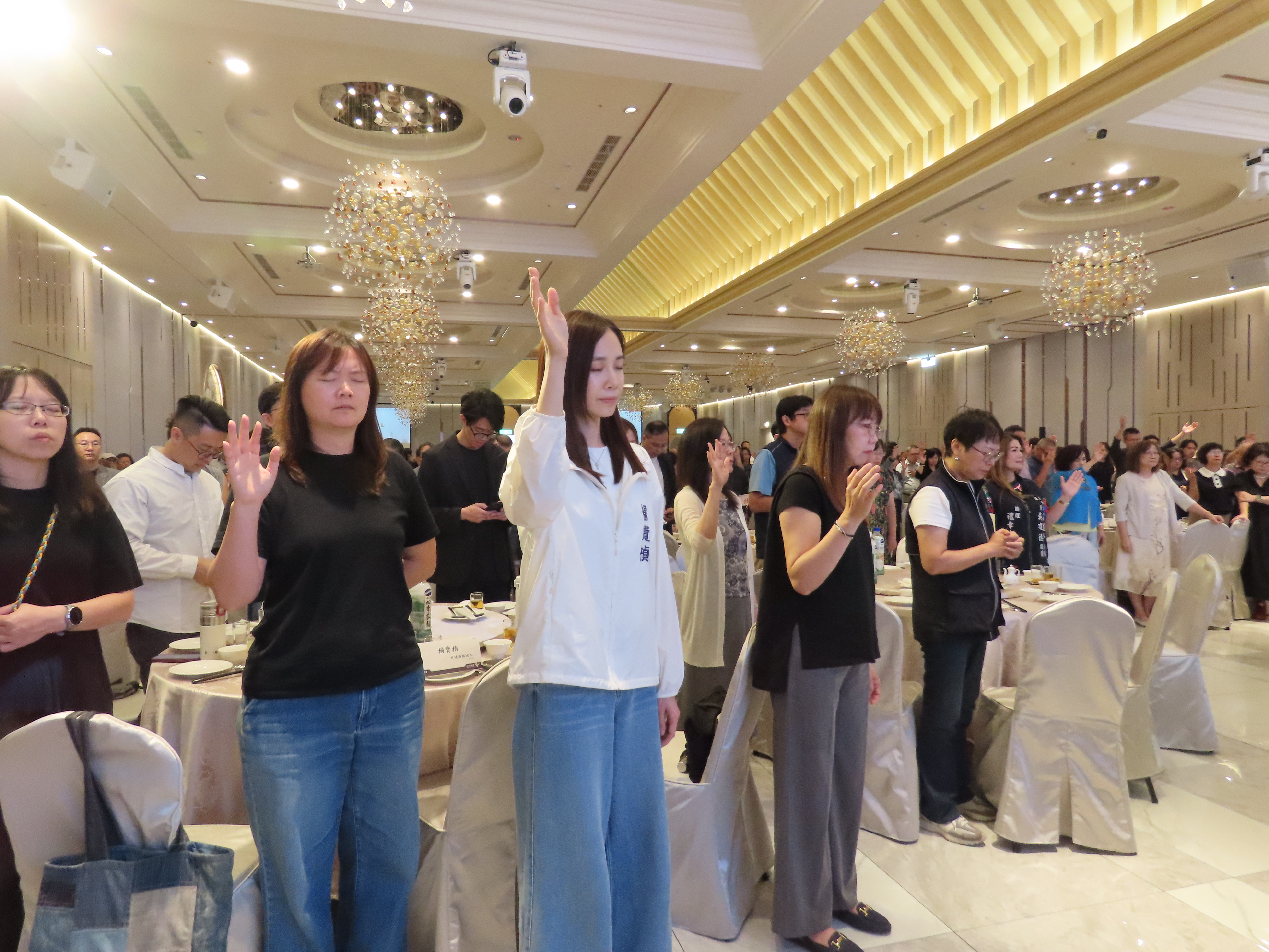 會場眾人禱告。(圖/李容珍攝影)