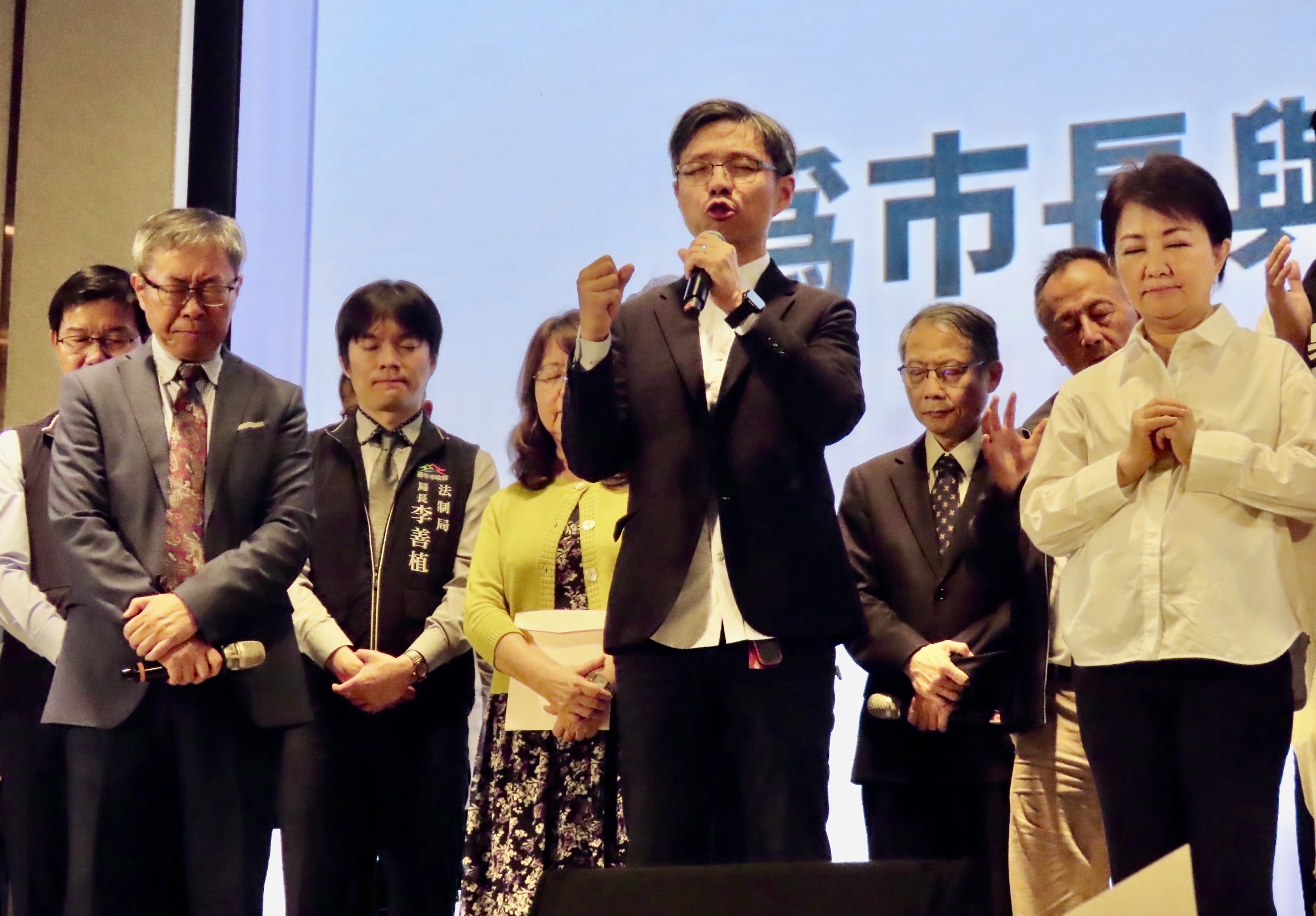湯智翔牧師帶領為市府團隊禱告。(圖/李容珍攝影)