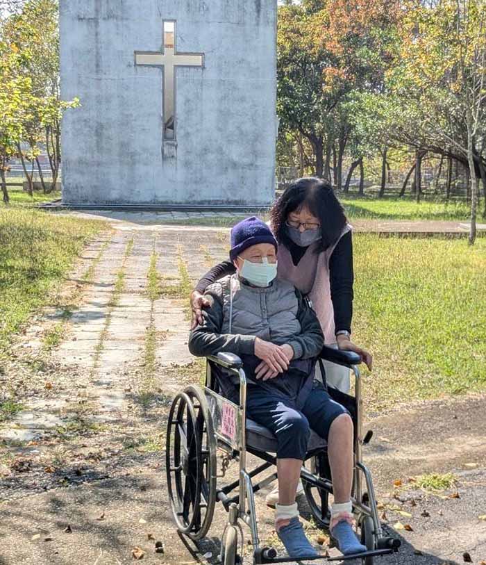 黃惠芳姊妹與母親合影