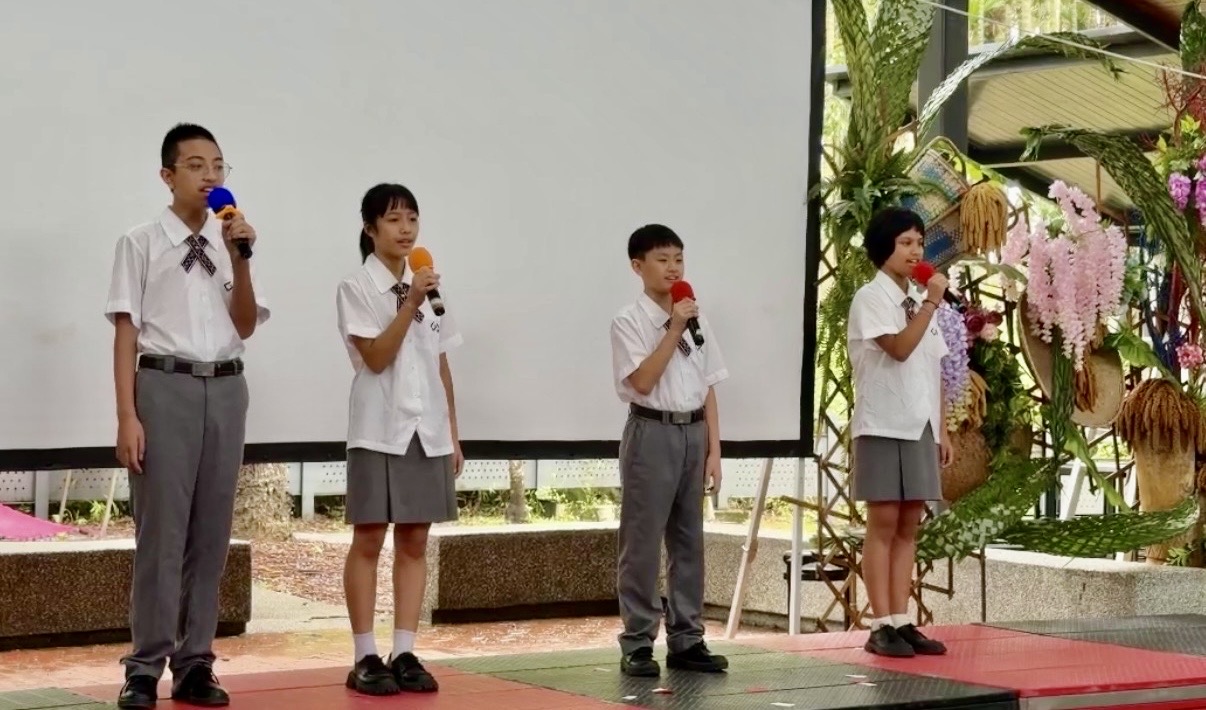 畢業生用相聲方式表達感謝。(翻攝自南投縣原聲國際學院國中小部實驗教育機構臉書)