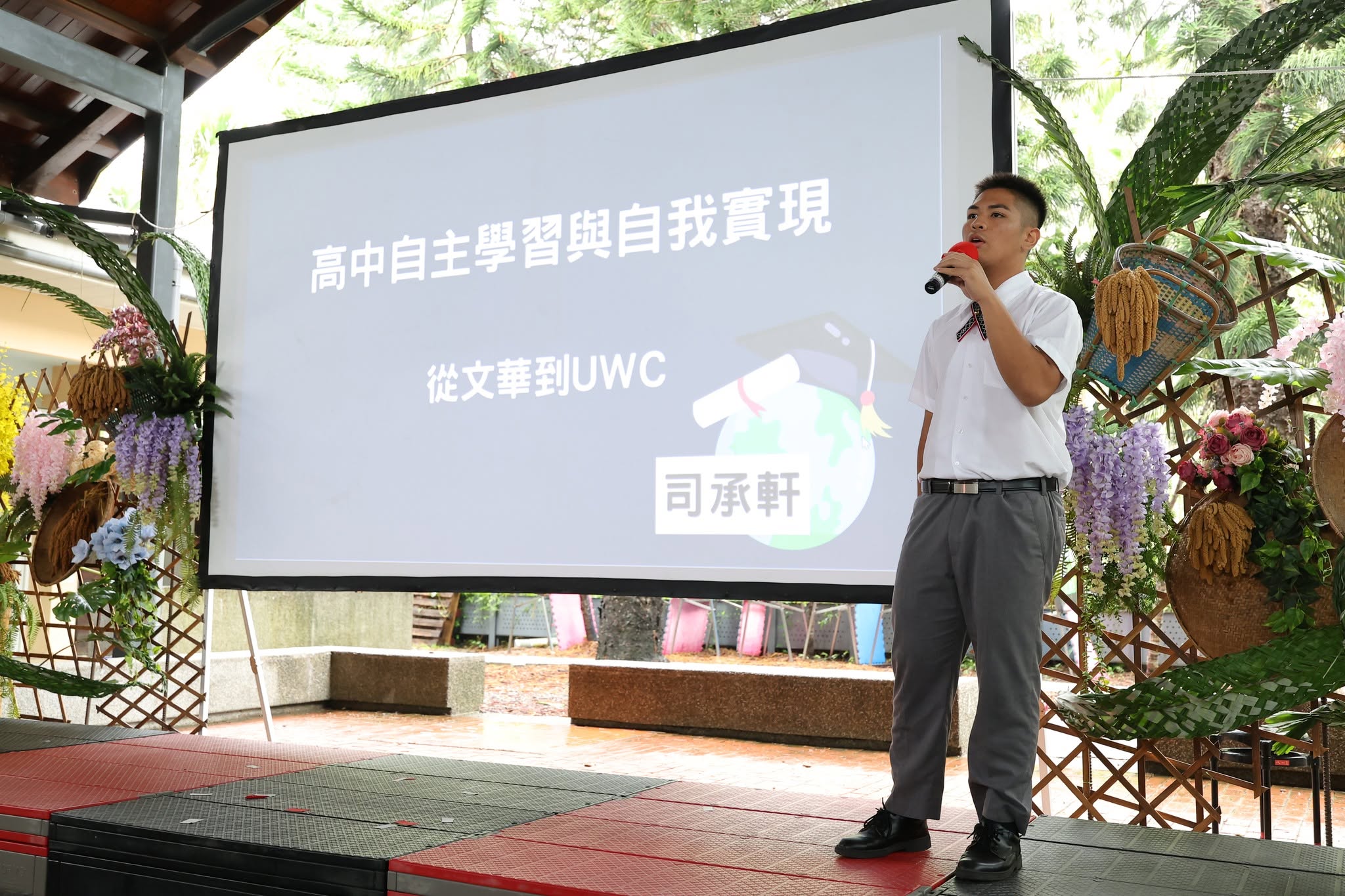 國中畢業生一一上台分享對未來的想法。(翻攝自南投縣原聲國際學院國中小部實驗教育機構臉書)