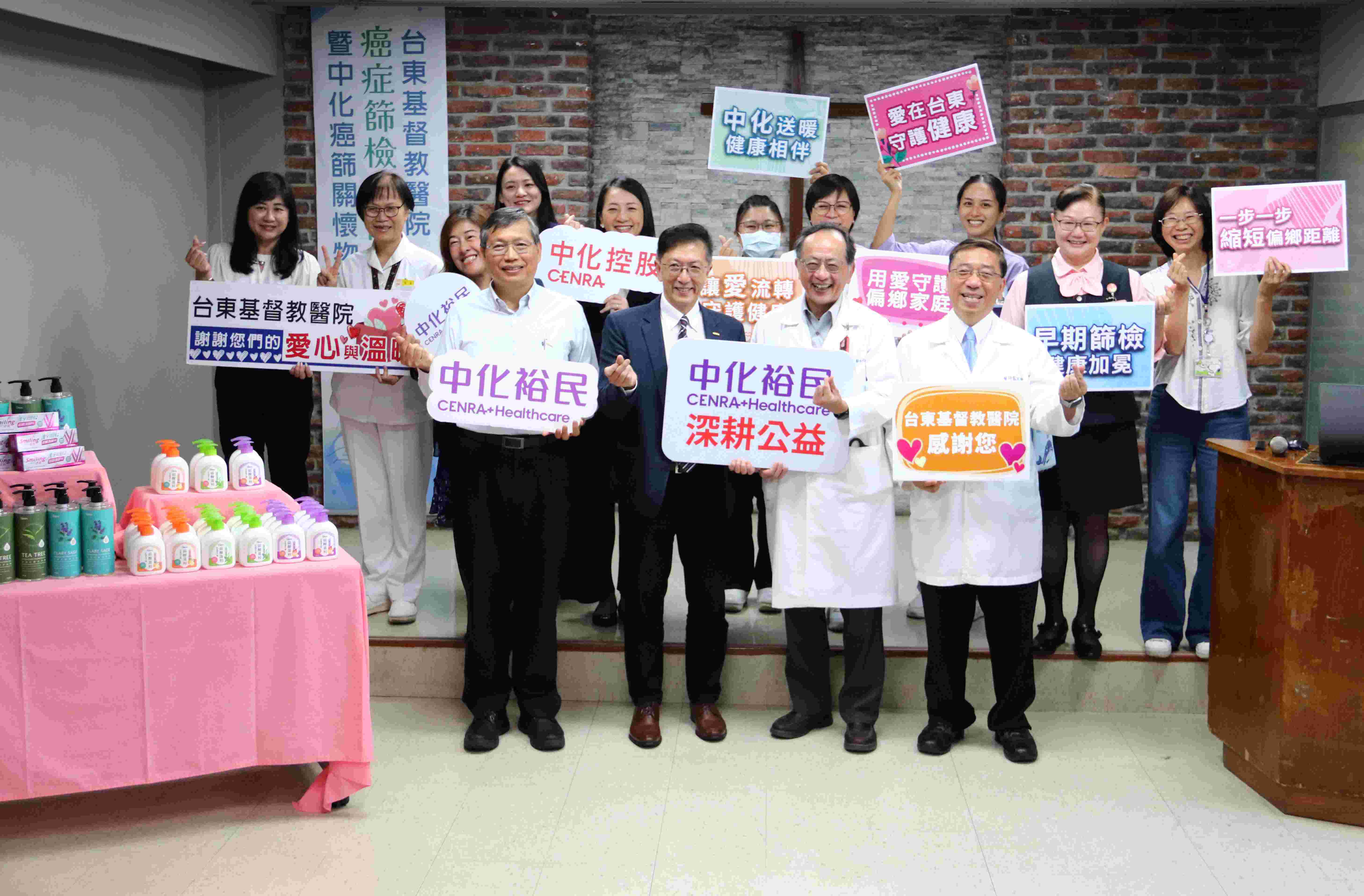 ​ 東基啟動「癌症篩檢守門人聯盟 東基院長馬堅毅（前排右一）、癌症中心副院長鄭鴻鈞。（東基提供）