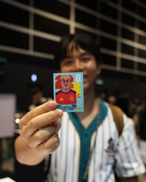 民眾展示自己喜歡的球員貼紙。（翻攝自IG@paniniamerica）