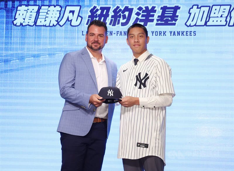 洋基國際球探部門總監Mario Garza和賴謙凡合影。