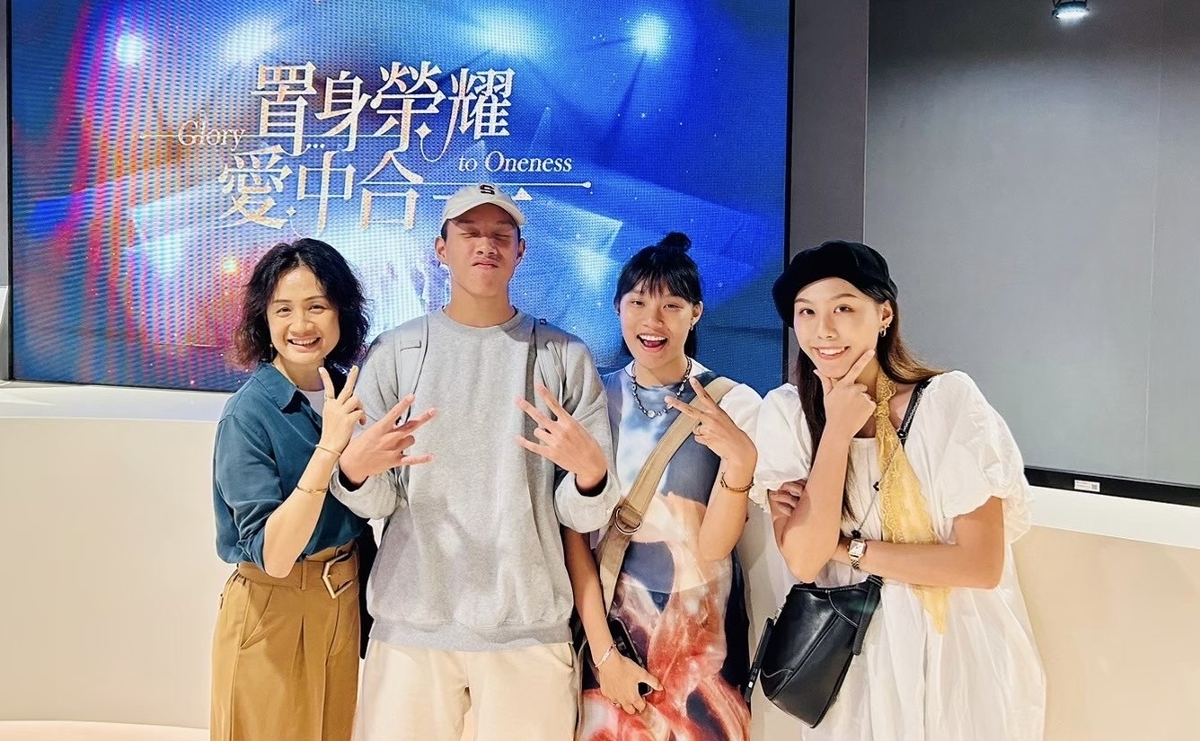 賴謙凡(左二)與家人有很好感情。(圖/李淑鈺提供)
