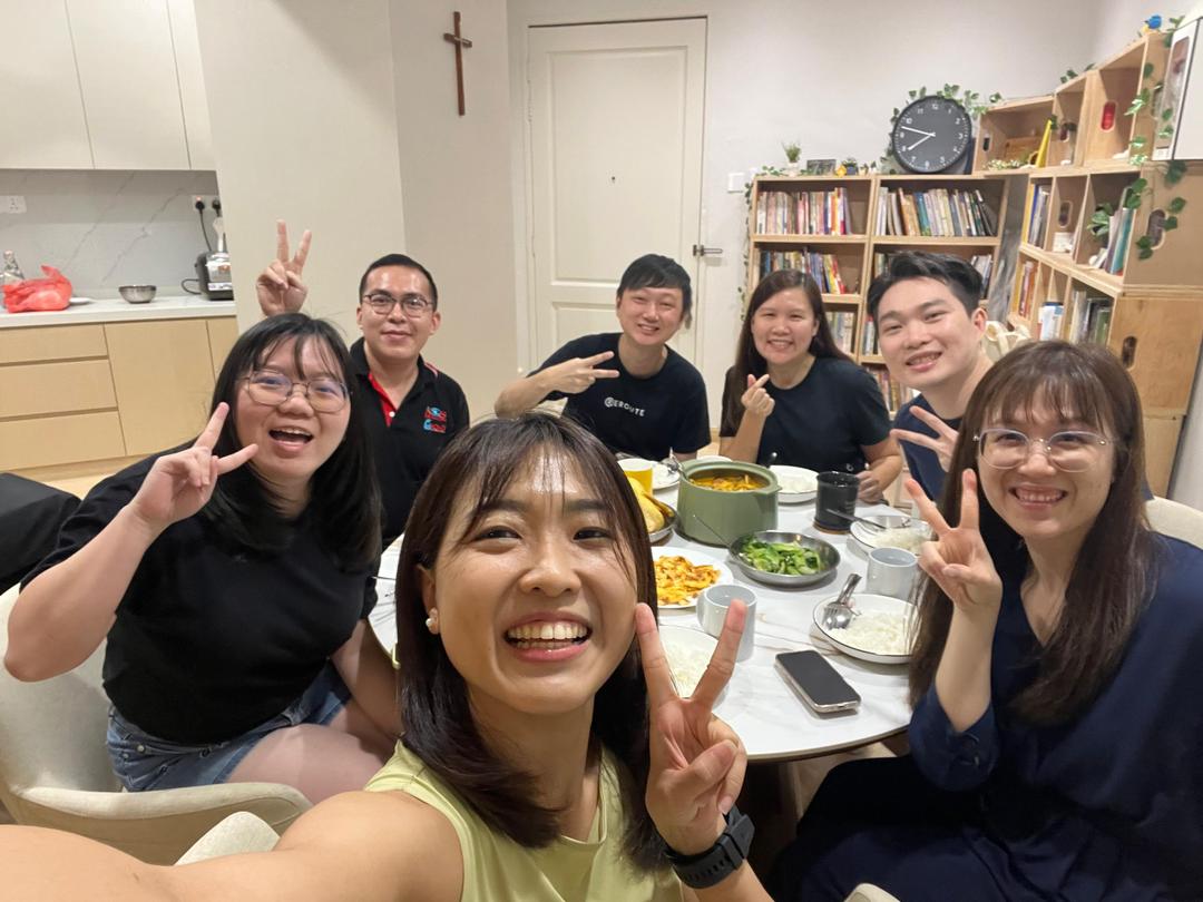 劉家盛牧師常邀請會友到家中吃飯、聊天，並親自下廚款待，以生活陪伴建立真實關係。