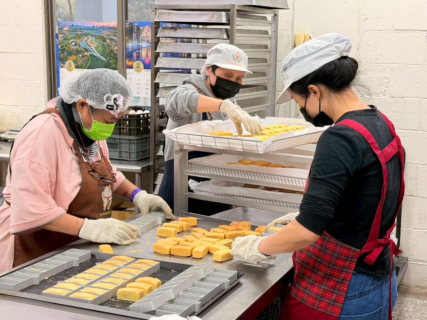 芥菜種會花蓮習藝所照顧者親自烘焙製作麵包、餅乾與糕點。(芥菜種會提供)