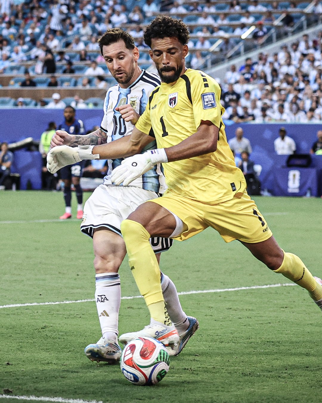 沃津哈(右)與梅西搶球。(X@ESPNFC)
