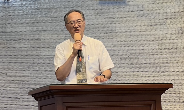 中原大學李信毅校牧於美崙教會分享信息，與會眾分享詩歌在信仰生命中的力量。(中原大學提供)