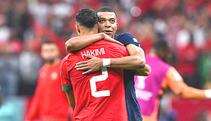法國隊姆巴佩與隊員相互擁抱打氣。（圖／翻攝自FB@Equipe de France de Football）