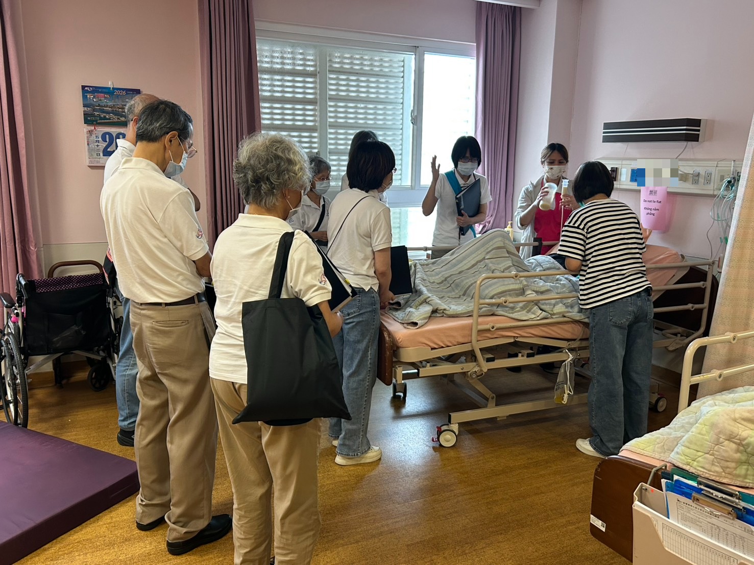 中原大學教職員詩班走入花蓮門諾醫院壽豐分院護理之家病房，透過詩歌與祝禱傳遞關懷。(中原大學提供)